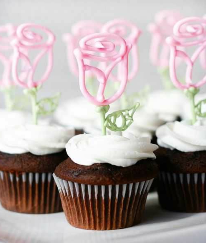 schoko-cupcakes mit sahne und rosa rosen aus fondant