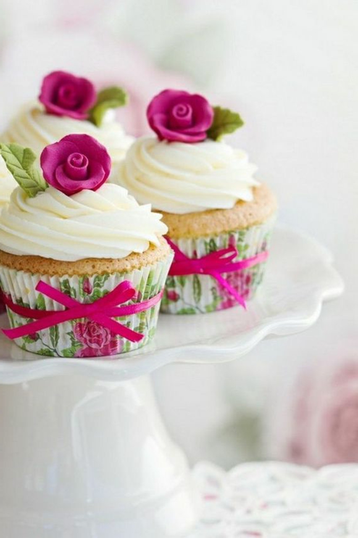 muffins mit weißer sahne und rosa rosen aus fondant