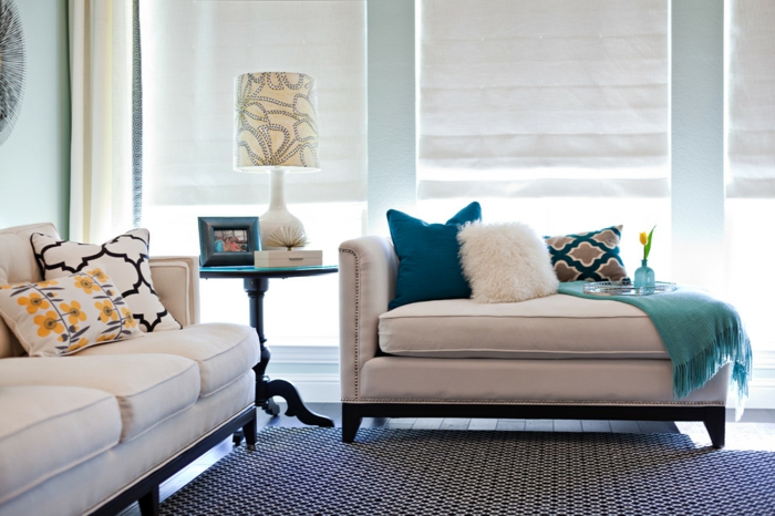 tolle Wohnzimmer Deko für die Couch mit Kissen in unterschiedlichen Farben und Mustern