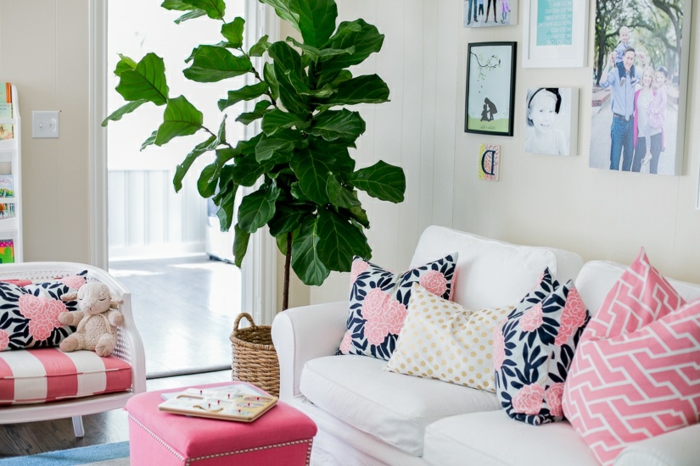 Wohnzimmer Deko mit pinken Kissen mit Blumenmotiven für die weiße Couch