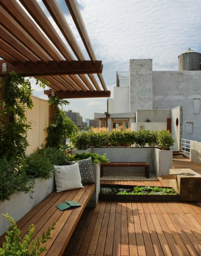 terrassengestaltung terrasse kissen dekoration mit grünen pflanzen schöne wolken hölzerne möbel