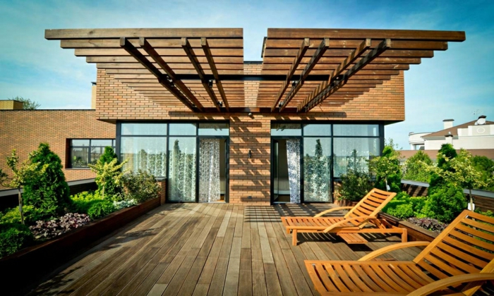 terrassengestaltung ideen große terrasse chaislongue aus holz stabil sicher schön pflanzenecke