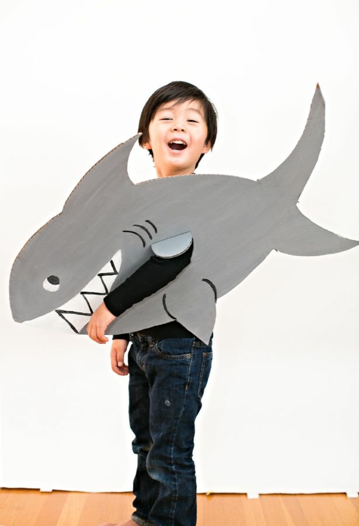 ein Kostüm aus Karton selber machen - Haifisch für kleinen Jungen