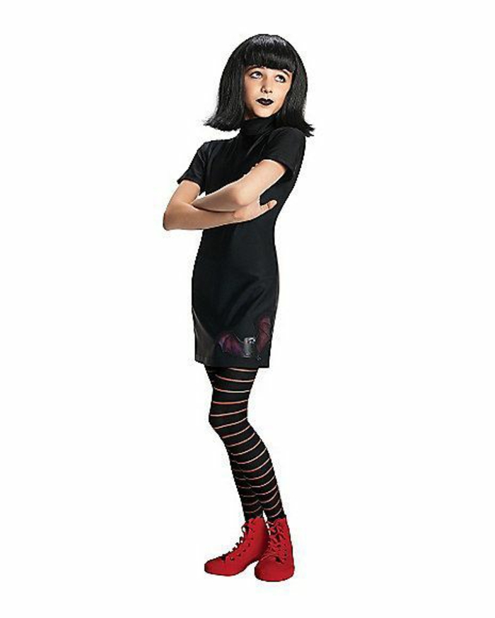 schwarzes Kleid, schwarze Perücke, schwarzes Make up, rote Schuhe - DIY Kostüm