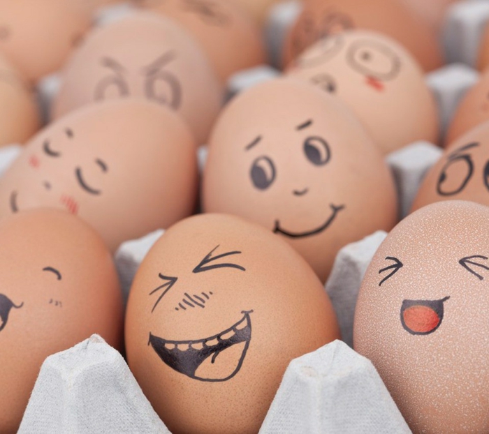 lustige Eier mit Gesichter voller Freude - Eier mit Filzstift bemalen