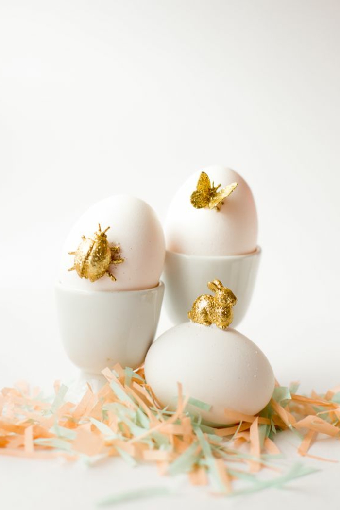 goldene Dekorationen für Eier lustig aus alten kleinen Spielzeugen