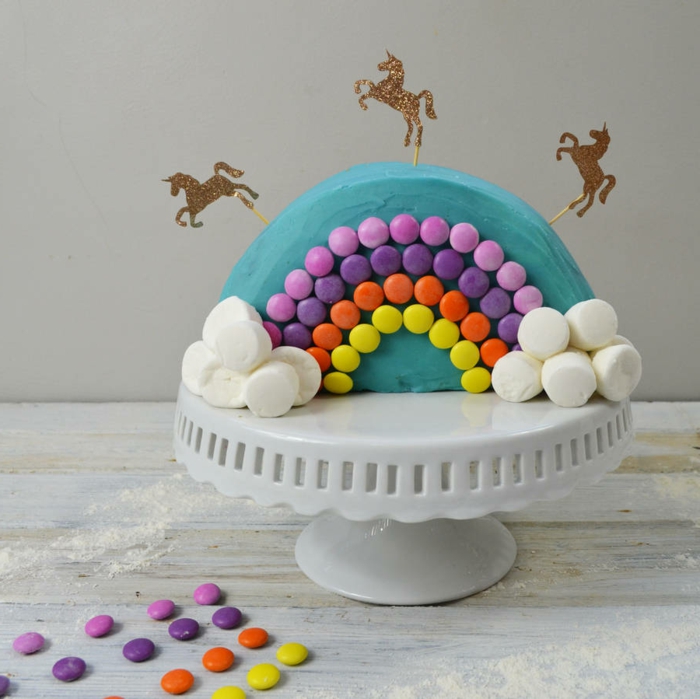 eine leckere torte mit einhörnern und regenbogen 
