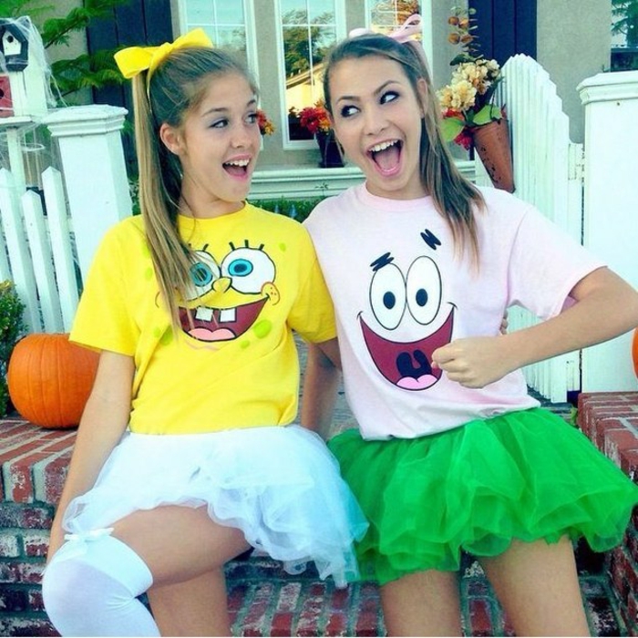 zwei Freundinnen mit Kostüme zum Selber Machen von Spongebob Schwammkopf