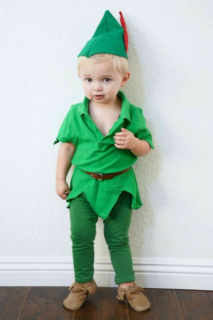 entzückender kleiner Junge mit grünen Kostüm zum Selber machen