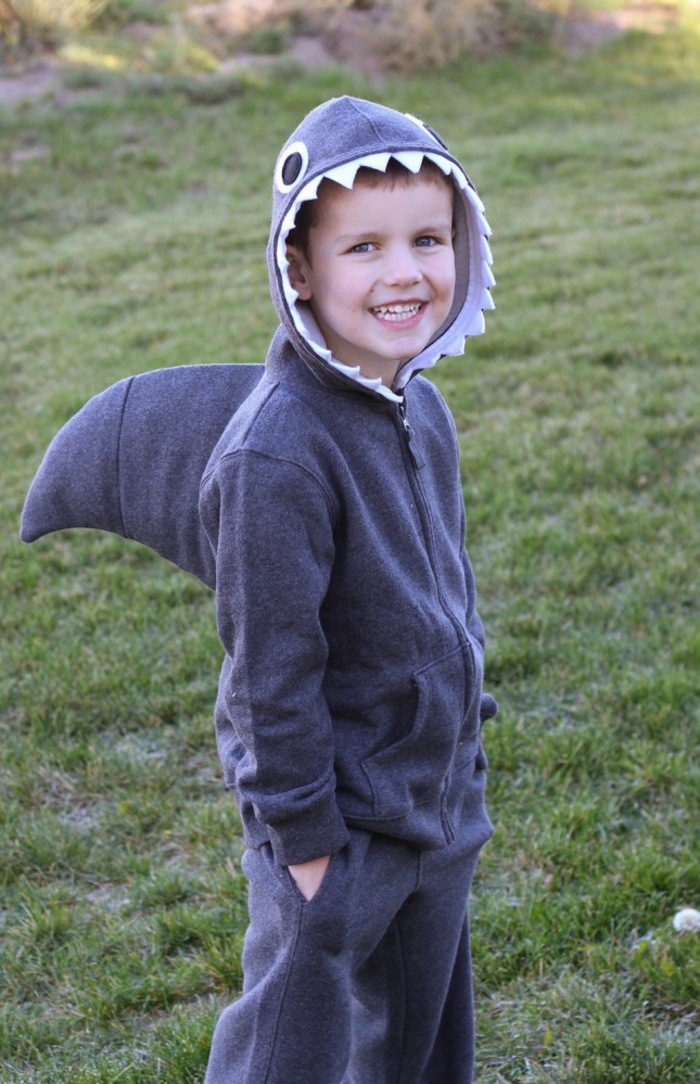 ein Hai Kostüme für Junge selber machen - aus einem alten Trainingsanzug