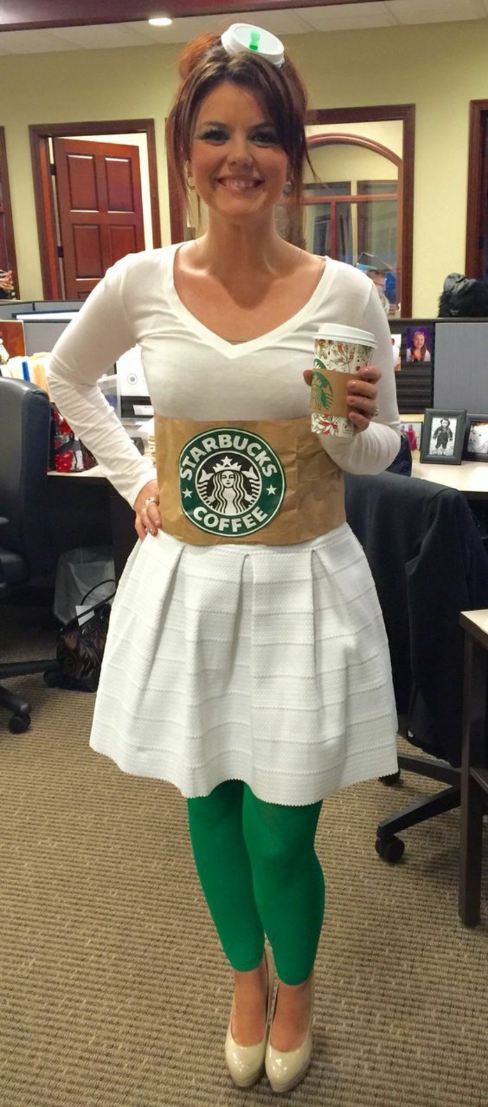 ein Starbucks Kostüm zum Selbermachen - wie ein Becher mit Logo