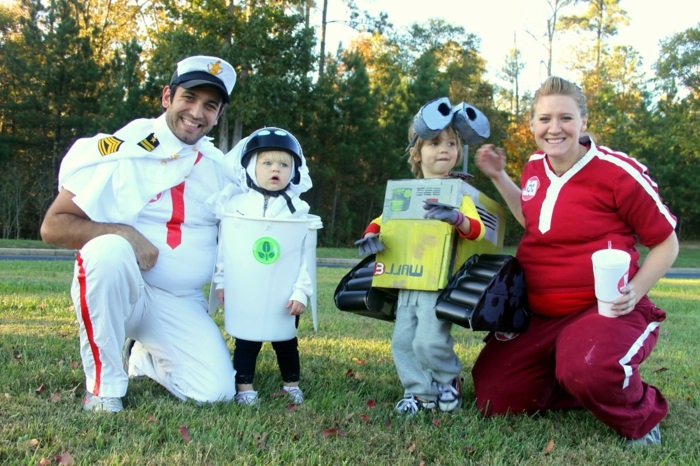eine süße Familie aus dem Film Wall-E vekleidet Karnevalkostüme Gruppen
