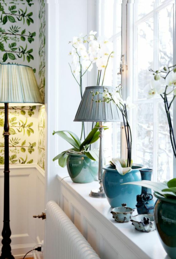 Landhaus Deko Orchideen und Stehlampe am Fenster