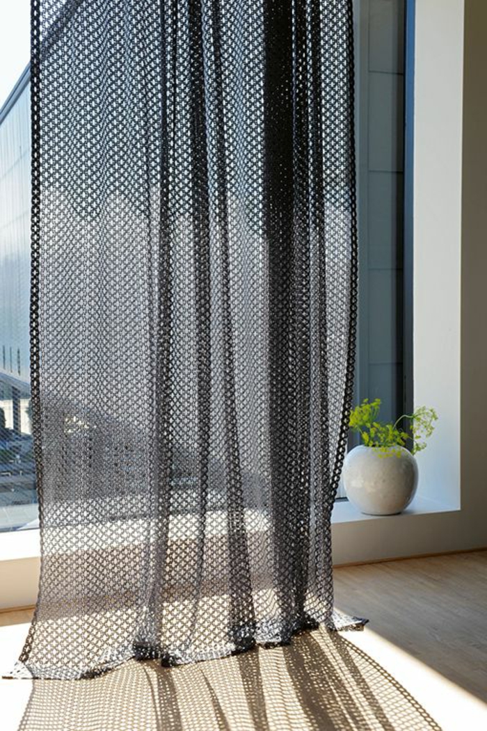 moderne, transparente gardinen in schwarz für eine interessante fenstergestaltung
