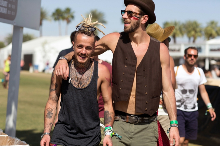coachella bringt die mänschen näher neue freundschaften knüpfen zwei männer männerfrisur tattoo