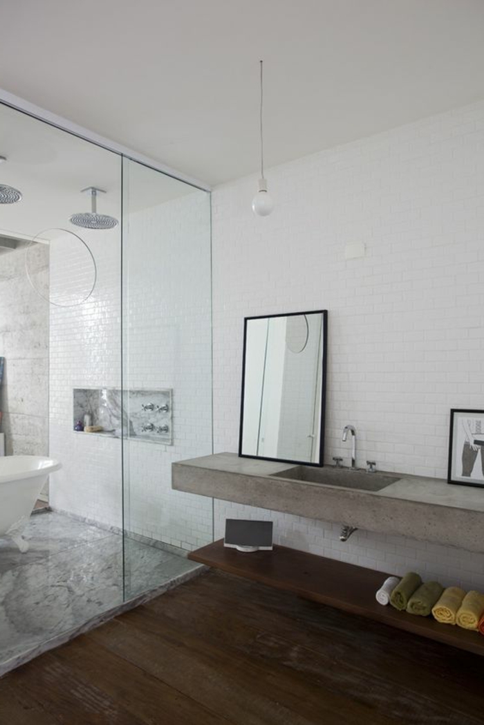 weiße Kacheln wie Backsteine graue Bodenkacheln modernes Badezimmer
