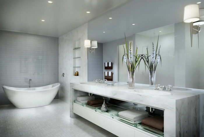 Bad Fliesen Beispiele in einem Luxus Bad mit Dekoration und Deckenleuchten