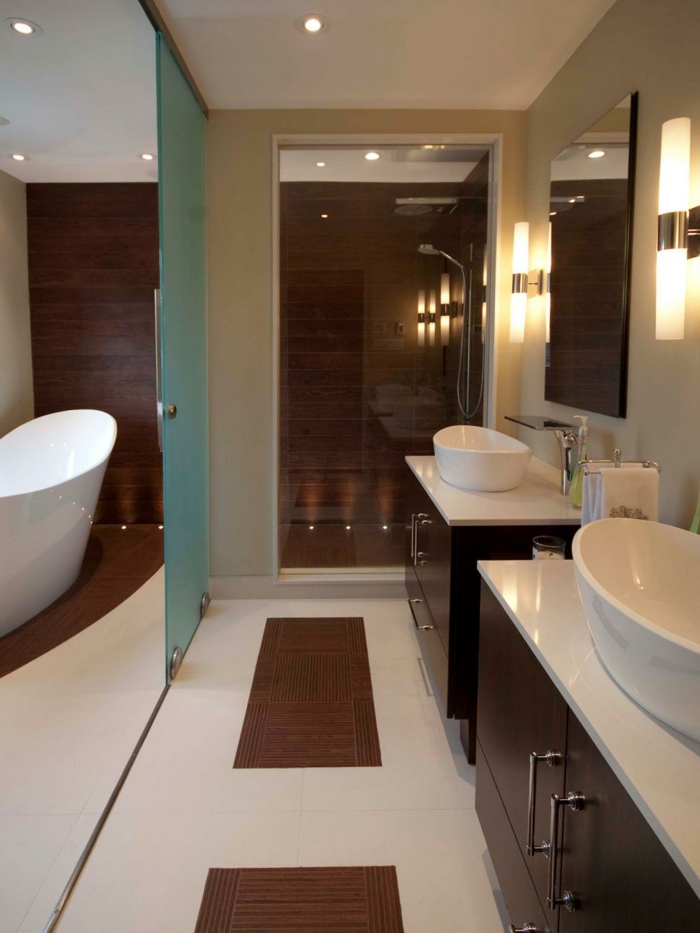 skandinavisches Badezimmer in zwei Teilen - Gleittür als Raumteiler - Komposition aus Kacheln 