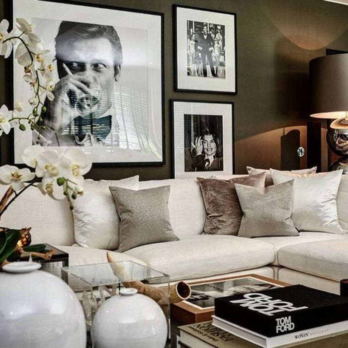 Wohnzimmer mit schwarz-weißer Fotocollage aus drei Fotos