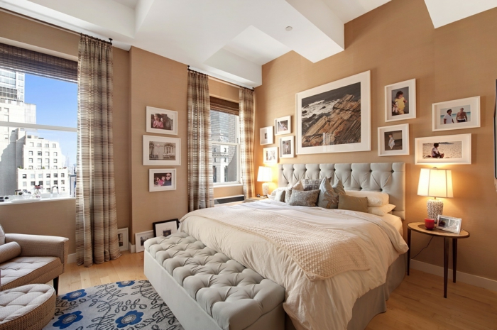 Schlafzimmer mit zwei Fotowänden mit gerahmten Bildern