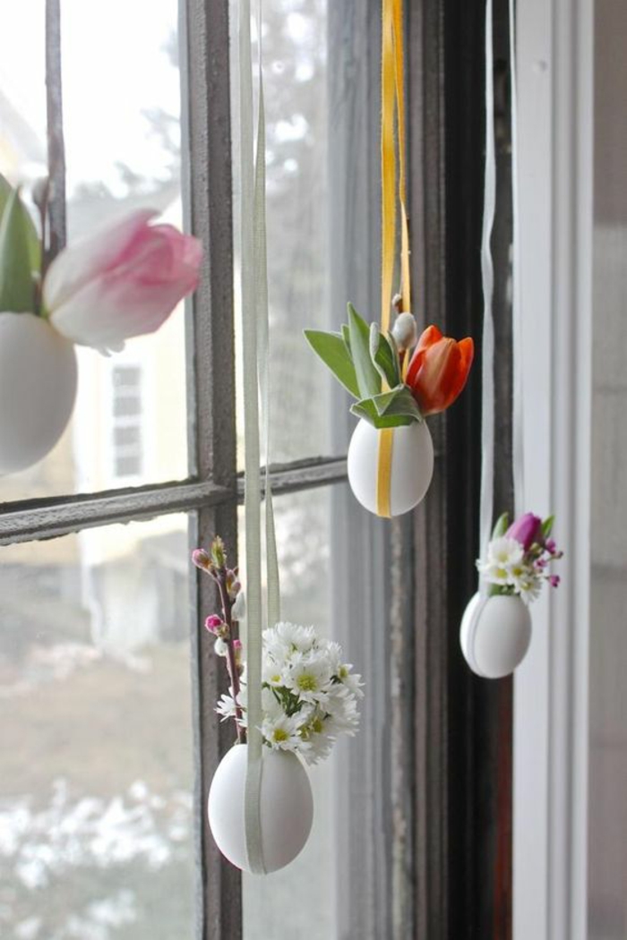 hängende vasen aus eierschalen mit blumen, tulpen, fenster, fensterdeko