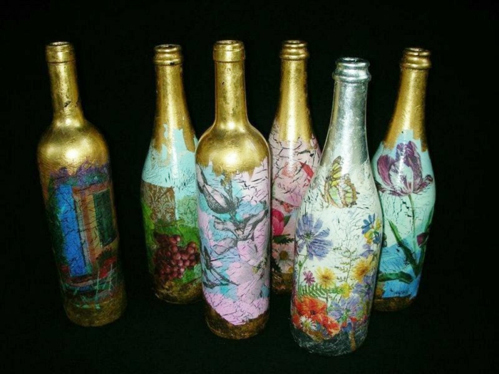 fünf goldene flaschen mit servietten und schönen blumen - eine tolle idee für serviettentechnik 