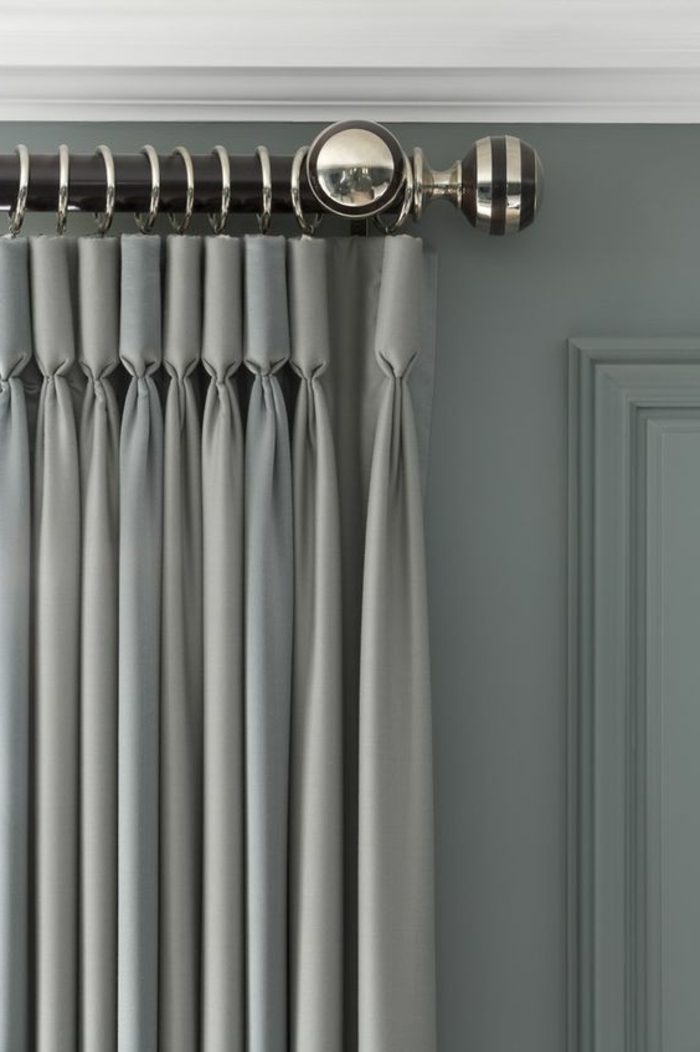 moderne graue vorhänge und große gardinenleiste mit silbernen elementen