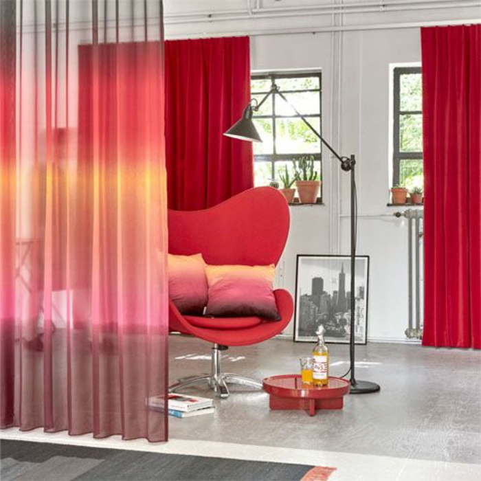 schöne rote vorhänge und hübsche transparente gardinen