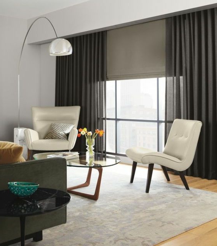 modernes wohnzimmer - weiße sessel und schwarze gardinen