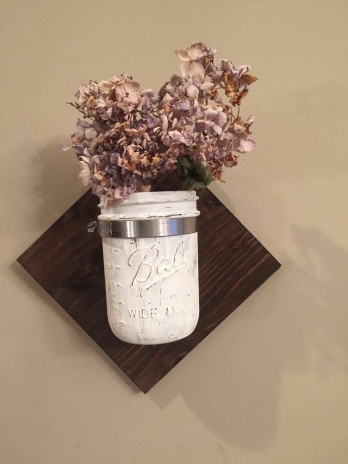 Einmachglas bemalt in weiß, Verwendung als Blumentopf, pinke Blumen, Upcycling Ideen zum Selbermachen