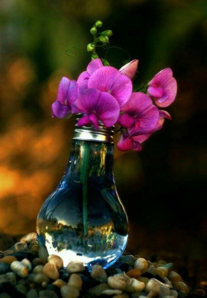 diy vase aus alte birne mit rosa blumen, frühlingsdeko