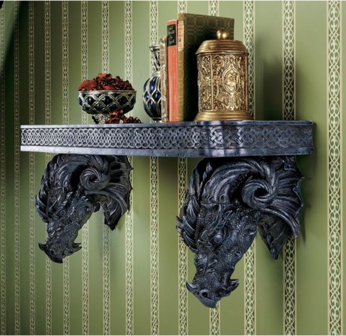 Wandregal aus Metall im gotischen Stil, zwei Drachenköpfe, Gravür, Bücher, dekorative Schüssel aus Metall