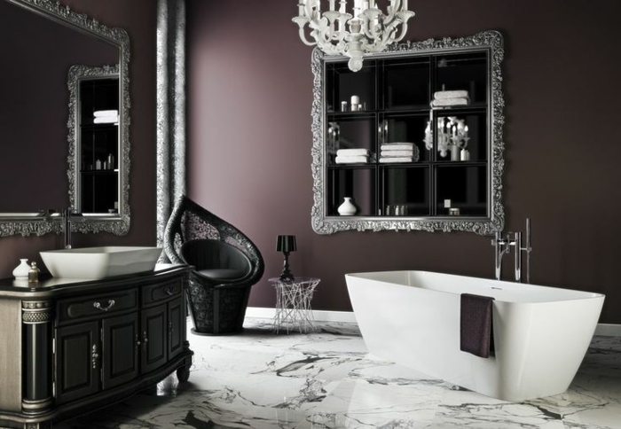 gotische Badezimmereinrichtung in Schwarz und Weiß, schwarzer Seesel, weiße Badewanne, großer Spiegel