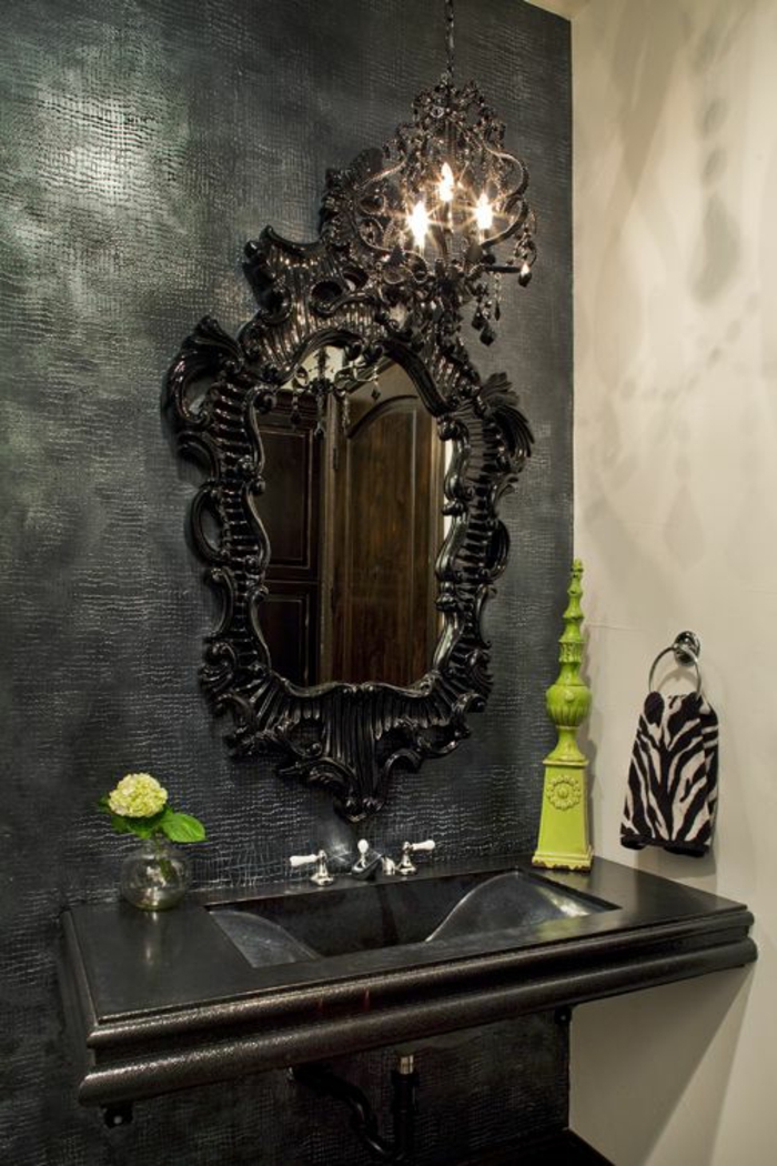 Badezimmer mit einer schwarzen Wand und einer weißen Wand, Gothic-Spiegel und schwarzem Waschbecken
