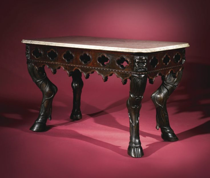 Gothic-Tisch mit Marmorplatte und Holzbeinen, gestaltet in der Form von Huden, gotische Möbelverzierung