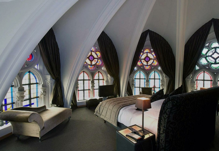 großes gotisches Schlafzimmer mit Kuppeldach, Fenster mit Glasmalerei, lange undurchsichtige GArdinen