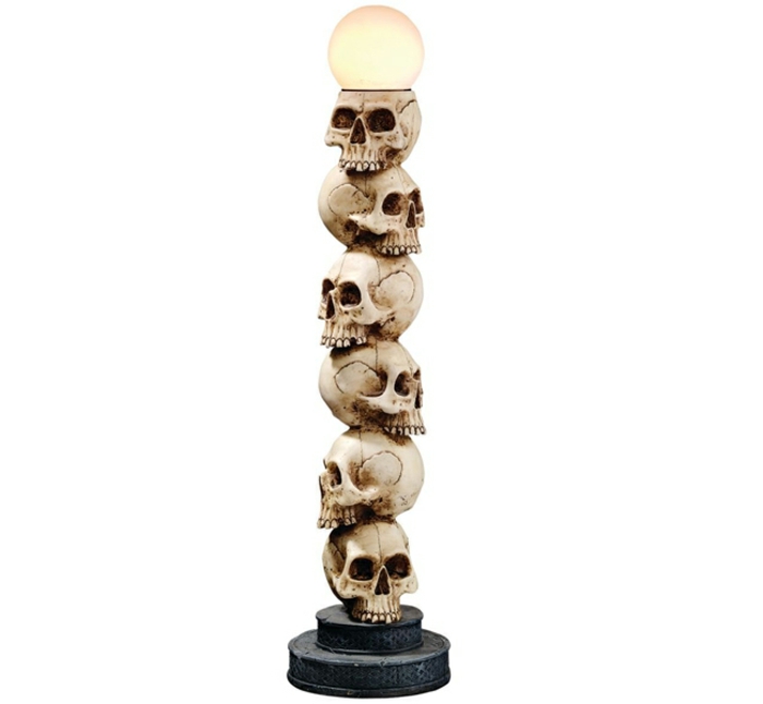eine Gothic-Stehlampe mit sechs Schädeln, einer runden Glühbirne und einem runden Stand in Schwarz