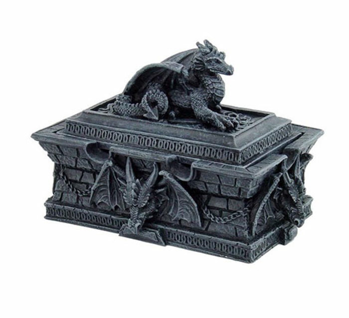 eine Kiste aus Metall im gotischen Stil mit vielen Ornamenten und einem Drache auf dem Deckel