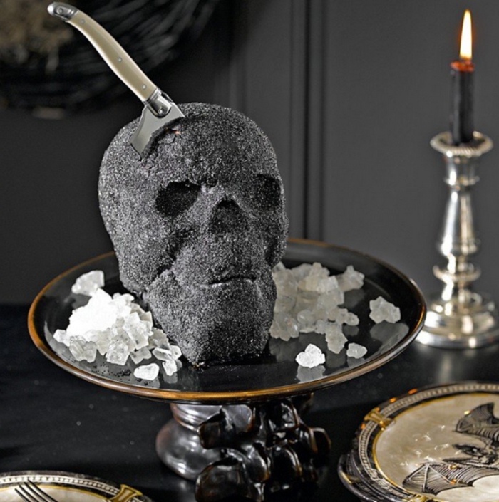 Gothic-Deko: schwarzer Totenkopf mit gestoßener Messer, schwarze Obstschüssel, dekorative Teller mit Drachen