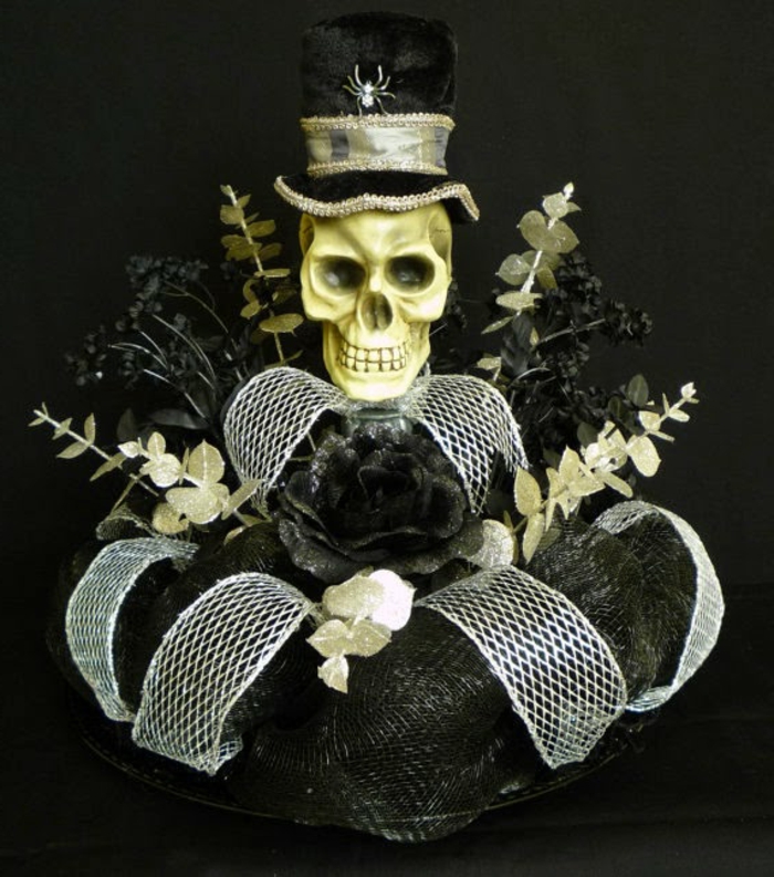 Gothic-Dekoration mit einem Totenkopf mit Hut, künstliche Pflanzen, weiße Schleife, schwarze Schleife
