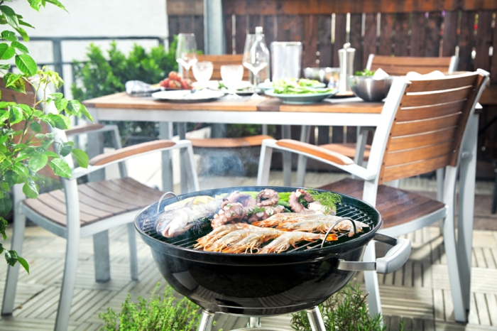 grillparty auf der terrasse machen, gartenmöbel, tisch, stühle, essen