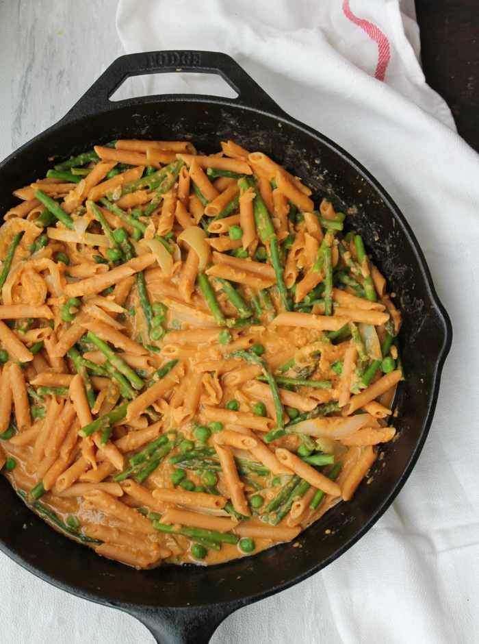 hummus selber machen und ihn mit paste essen pasta mit pesto tomatensoße kichererbsen