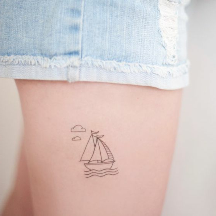 tattoo ideen kleines tattoo mit boot schiff auf dem oberschenkel wolden meer wasser tolle idee 