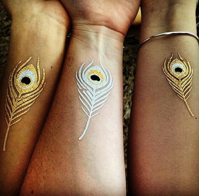 tattoo ideen silberne oder goldene feder auf die hände stellen zeichen für freundschaft ideen 