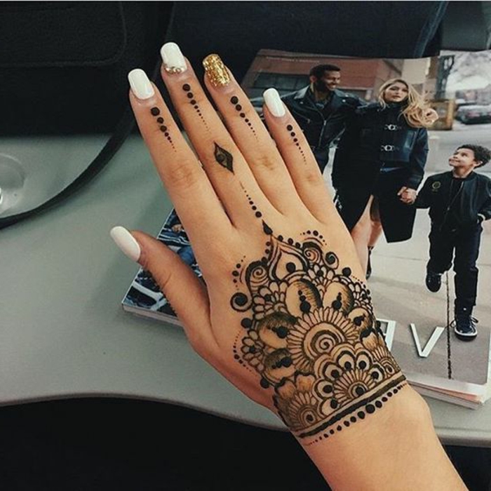 tattoo ideen für moderne frauen temporäres tattoo henna kombiniert mit tollem nageldesign mit steinen
