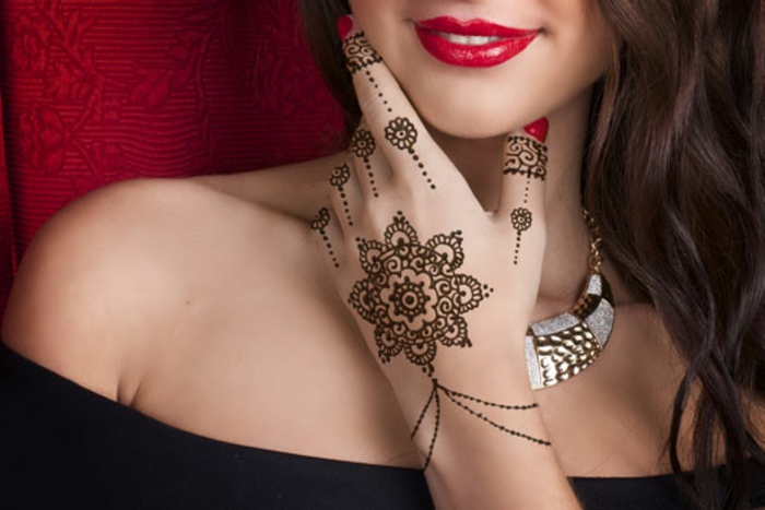 tattoo ideen temporär henna schöne malerei auf der hand von einer schönen dame roter lippenstift 