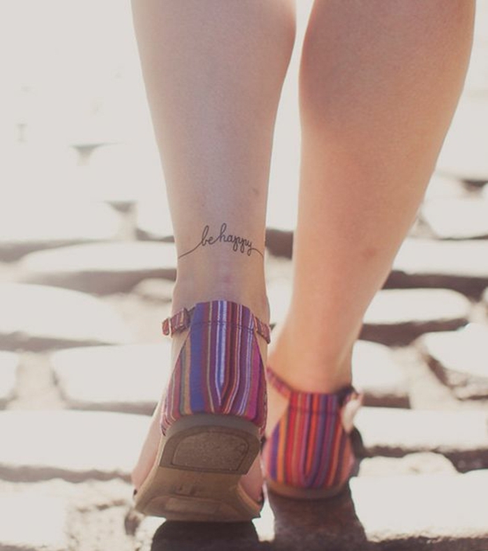 tattoo vorlagen frauen schöne bunte sandalen kleines schrift auf dem bein füße oberschenkel frau 