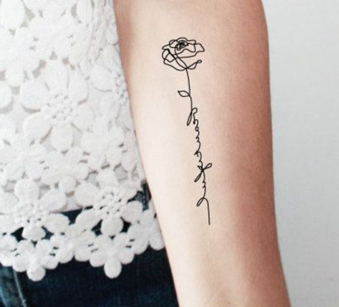tattoo vorlagen frauen bluse aus spitze rose blume durch buchstaben malen zeichnen auf körper