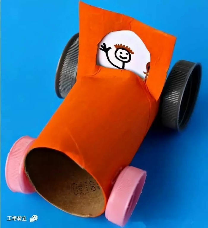 Upcycling Projekte mit Kindern, Toilettenpapierrolle zu Auto mit Räder aus Plastikflaschen Kappen 