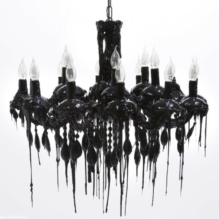 moderner Gothic-Kronleuchter in schwarzer Farbe mit einer Kette und vielen Glühbirnen in der Form von Kerzen